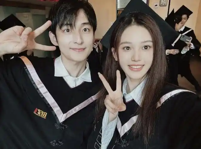 沈羽洁北电毕业旧照