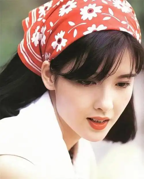 周慧敏:因《三人世界》成名,当红时为爱隐退,55岁容颜依旧