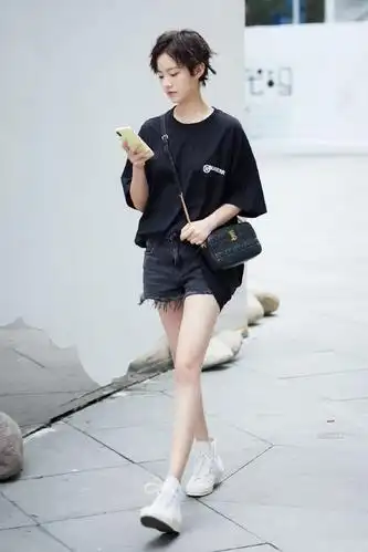 李庚希剪短t恤配短裤美腿让人好羡慕
