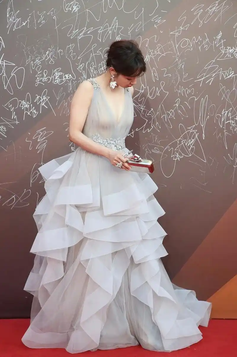 白百何第16届华表奖红毯照!这应该是她穿着最大胆的一次!