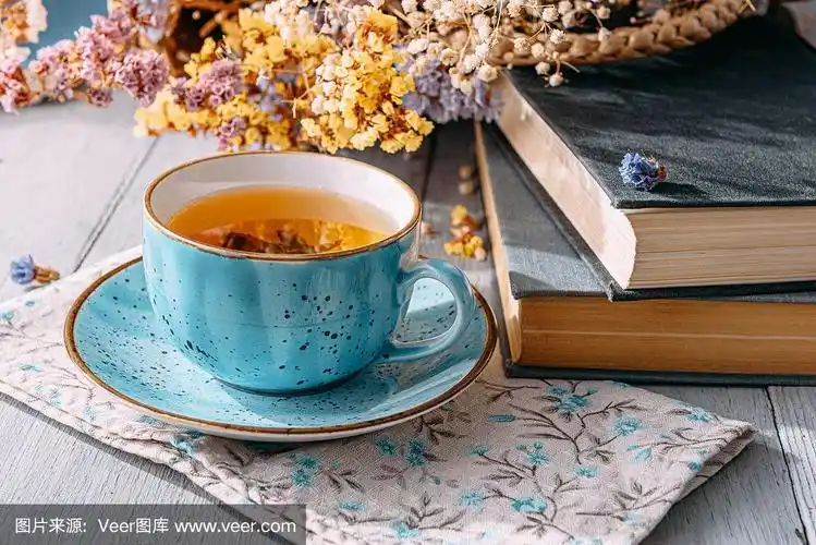 温暖的茶和一本书在阳光下