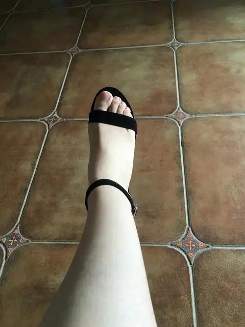 这双是一开始买的37码,穿上后很奔溃,老娘的脚真有这么肥吗?