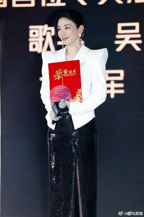 黄奕黑色露腰开衩裙造型##黄奕旋转楼梯摩登大片