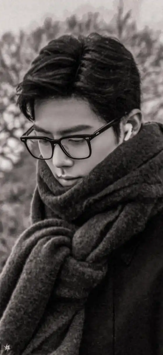 肖战巴黎大衣随拍#  每次看肖战的黑白照片都有一脚踩进去的感觉