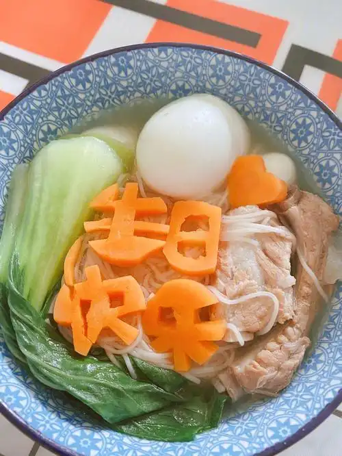 制作生日快乐面条cupcakes