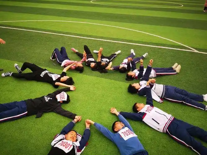 早晨的阳光照射着孩子们灿烂的笑脸,初夏的声音在孩子们响亮的口号