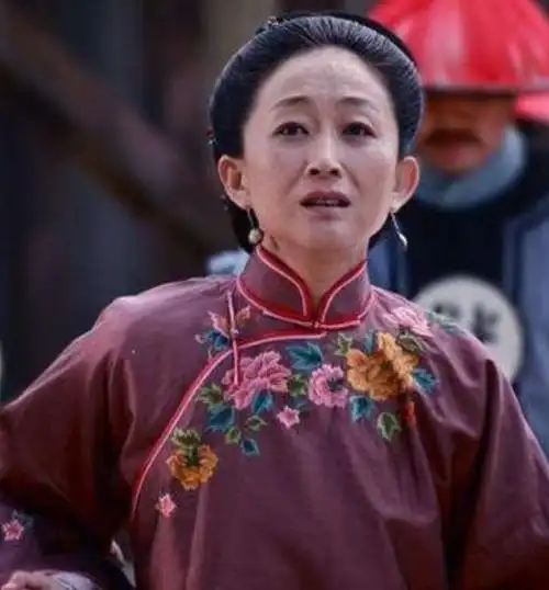 鲁园个人资料("奶奶"级年轻照,个个都是顶级美女,眼睛会说话,表情又酷