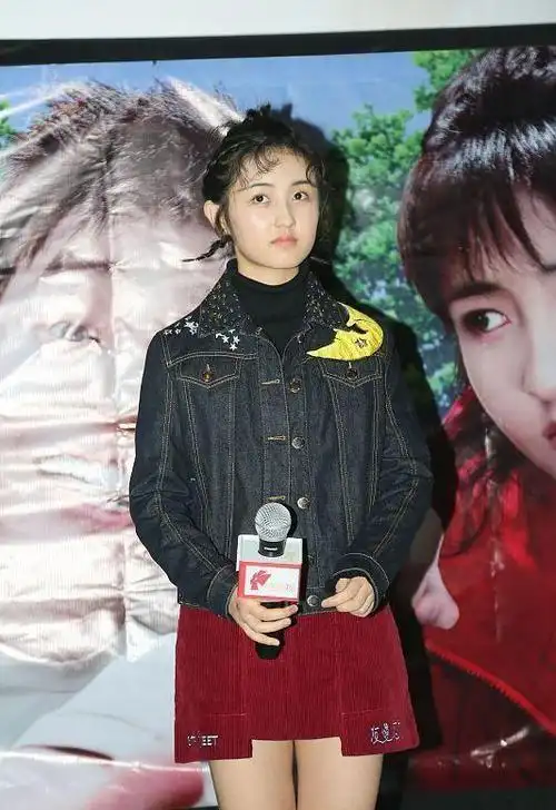 张子枫的年纪没多大,但穿上黑色牛仔衣有点成熟了,还好发型够嫩