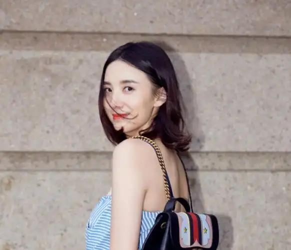 有狗仔拍到了宋佳和张黎在停车场的照片,两人在超市购买生活物资,疑似