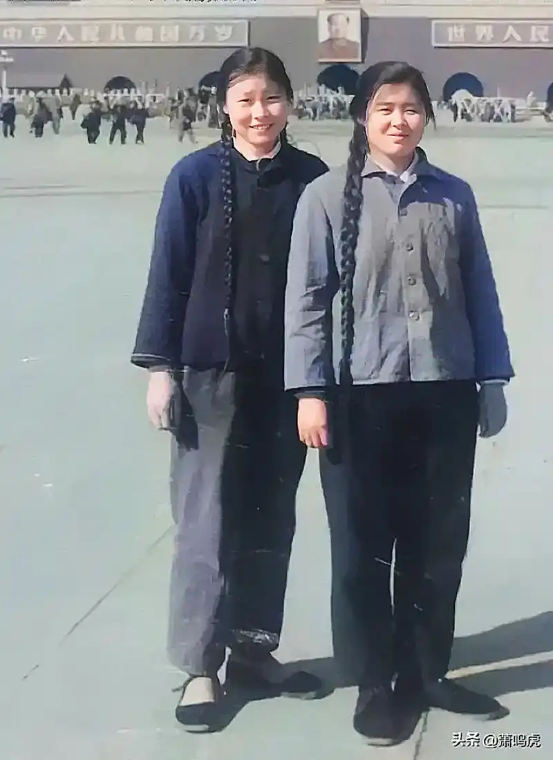 镜头下的三人,穿着质朴的服装,站立得笔直,眉目如画,笑容甜美,尽管未