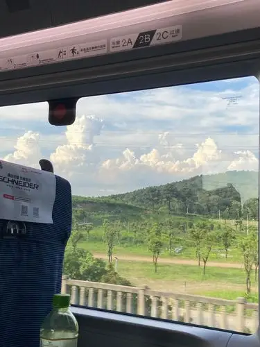 高铁窗外的天空