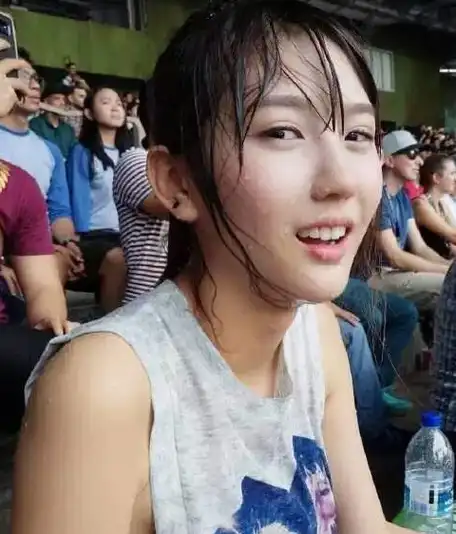 搞笑图片搞笑段子:妹子看个球赛发来这张自拍,这是想干嘛?