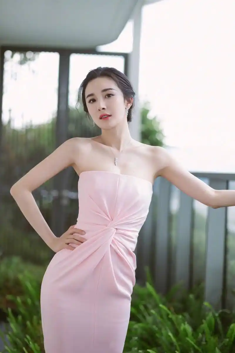 女星最爱的抹胸裙:倪妮,郑爽,热巴,娜扎,欧阳娜娜你最喜欢谁