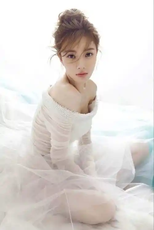 (李小璐昔日写真照,一袭粉色纱裙,美得让人挪不开眼)有着精致的脸蛋和