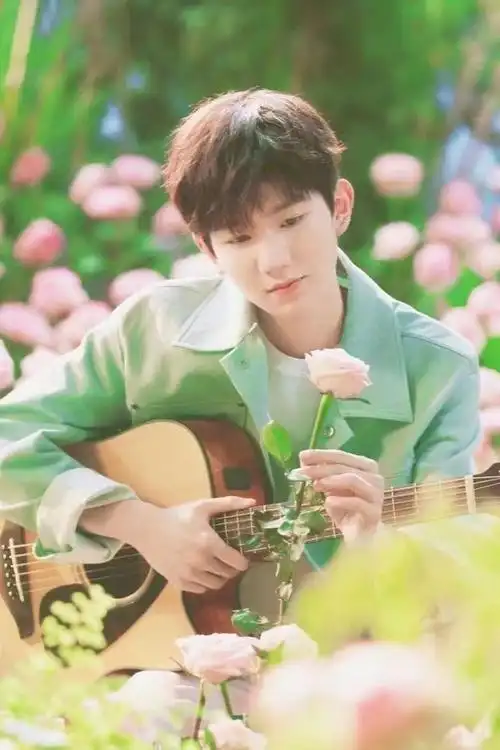 王源自从出道以来就备受大家关注,前段时间因为吸烟事件引起了热议