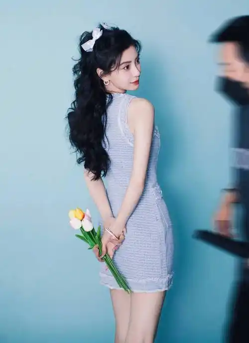 杨颖蓝色连衣裙性感美腿写真_网友_真会_裙子