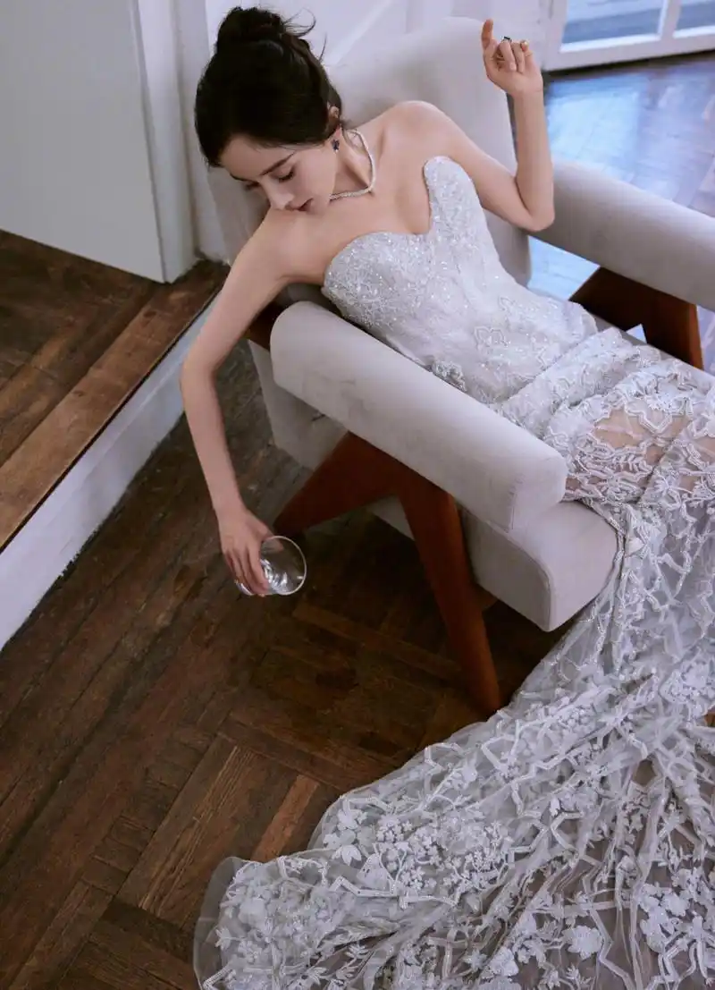 杨幂抹胸亮片礼服裙写真,奢华之中蕴含古典雅致,雍容气质令人瞩目