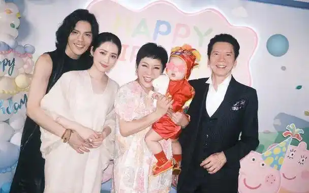 向太夫妻带孙女去游乐场!向华强和保姆聊孙女趣事,向芷身高优越