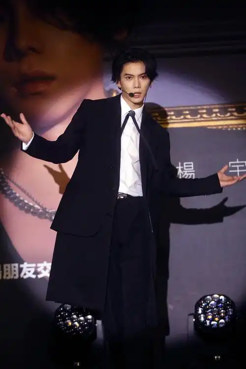 年仅25岁的中日混血鲜肉帅哥杨宇腾 (yu)以能唱能