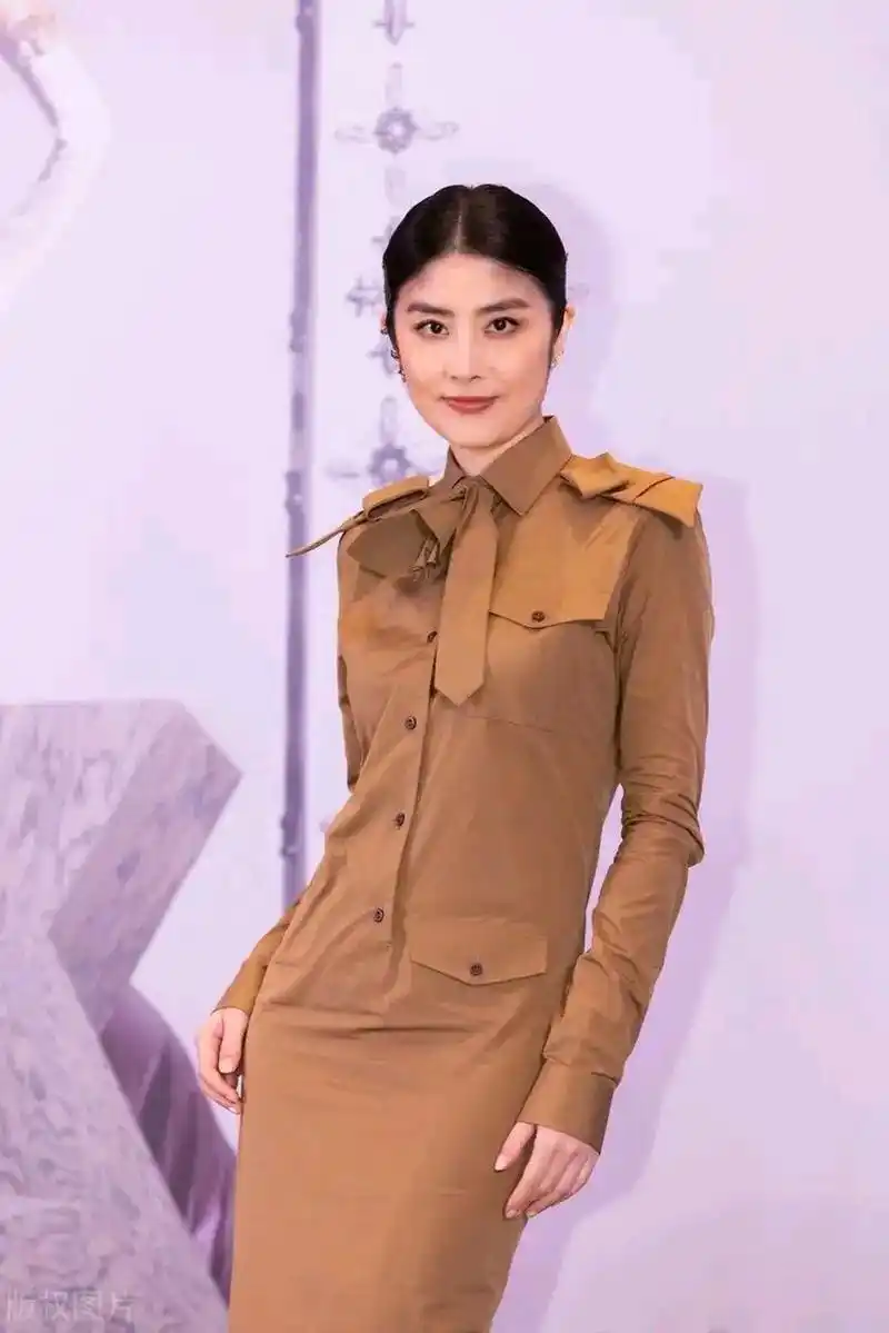 她这次搭配的非常简洁,看上去年轻又漂亮,气质超好  陈慧琳搭配的是一