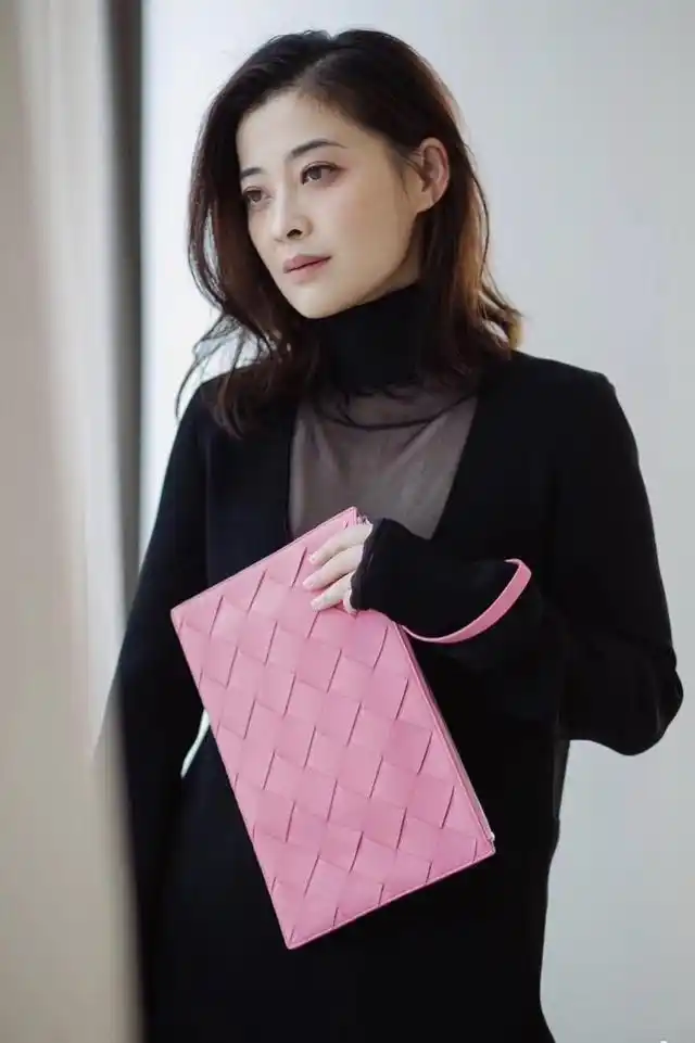 有种"冻龄"叫44岁梅婷!身穿黑色连衣裙优雅干练,尽显法式慵懒