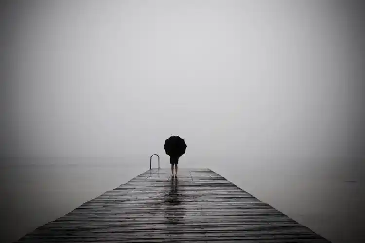 保护家人展板背景保护家人背景在黑色的雨滴下站在雨伞下的快乐情侣幸