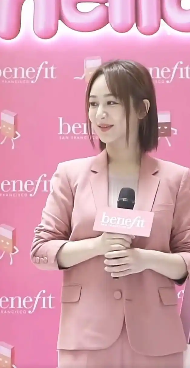 杨紫粉色西装造型越来越有女人味了[笑哭][笑哭][笑哭]  #美女# #娱乐