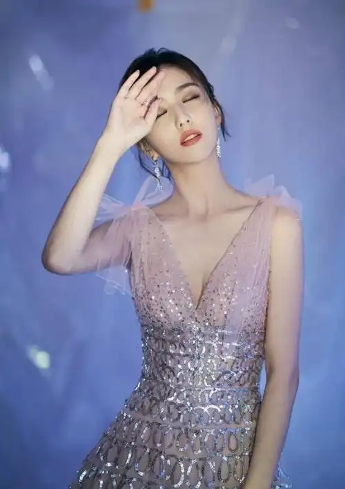 佟丽娅穿透视装简直白的亮眼难怪被称为月光仙子