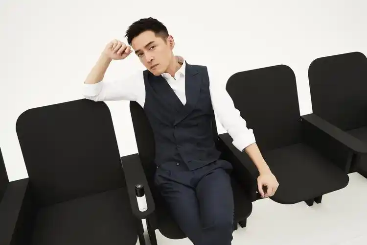 原创胡歌大型耍帅失败现场香水拿反下台阶踩空这届粉丝简直是魔鬼