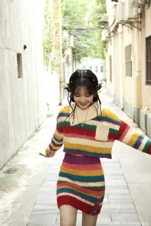 蒋依依的春日美学穿搭,随性且青春,不愧是零零后女星