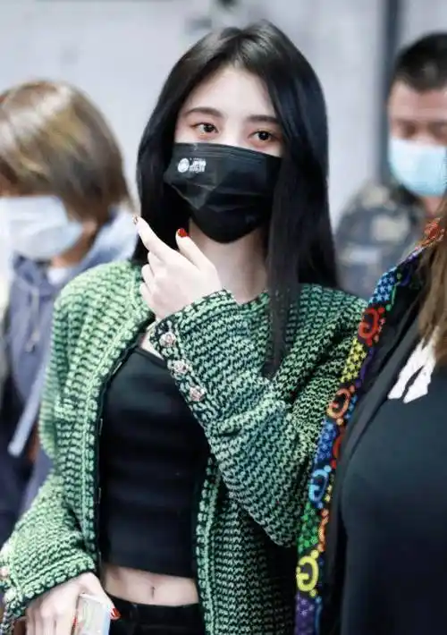 鞠婧祎穿炫腹装现身机场,看到生图下真实腰型,这是认真的吗_时尚_look