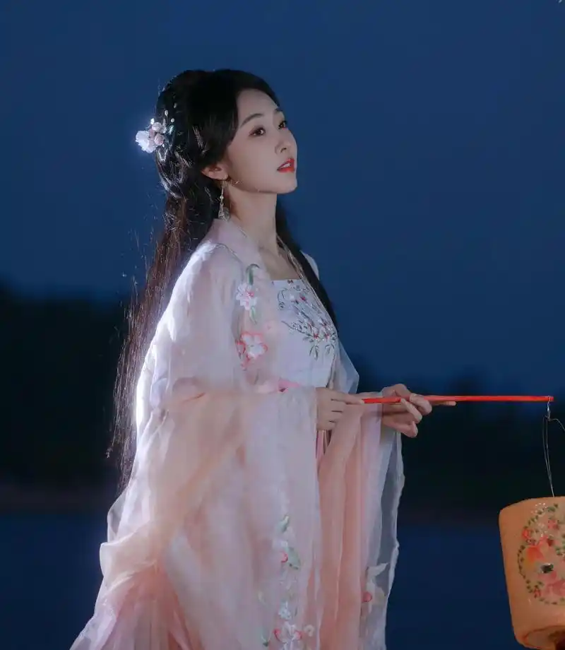 宣璐腊八水岸提灯古装造型仙气飘飘氛围感拉满楚楚动人