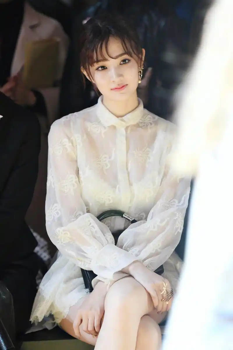 周徐璐 首度出征巴黎时装周看秀,一身新款的半透明蕾丝透视搭配白色