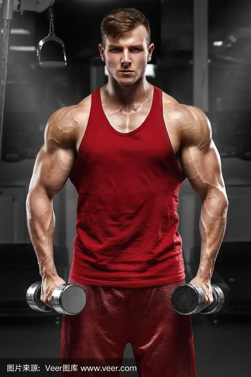 肌肉男在健身房锻炼身体,强壮的男性