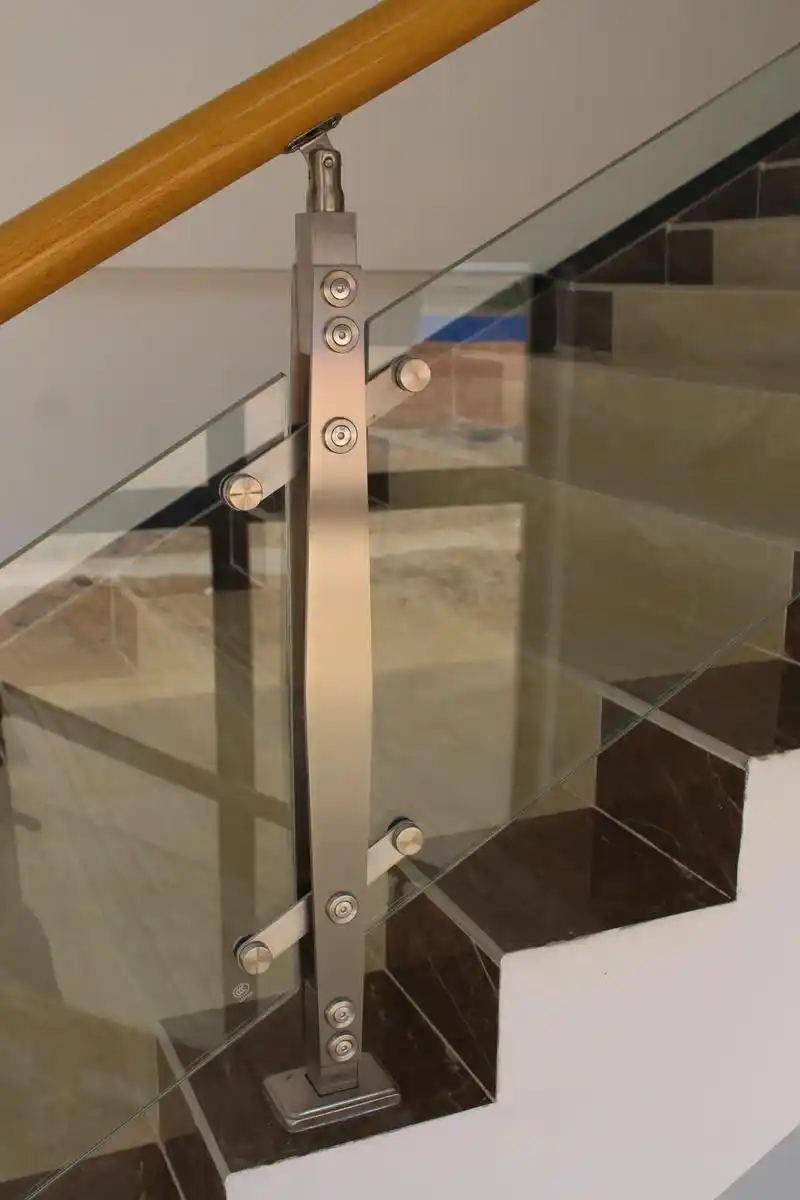 简约又不失现代风格的玻璃扶手.