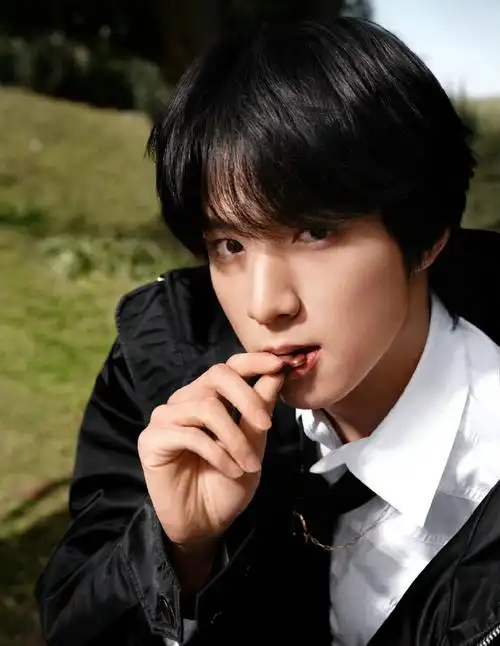 刘耀文生日写真好像地广大片##刘耀文男模回归##这届商家是懂花式