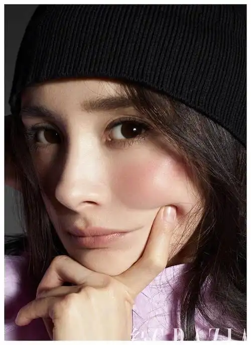 非常火的有雀斑妆容以及晒伤妆容,而杨幂这一次搭配的元气晒红妆容