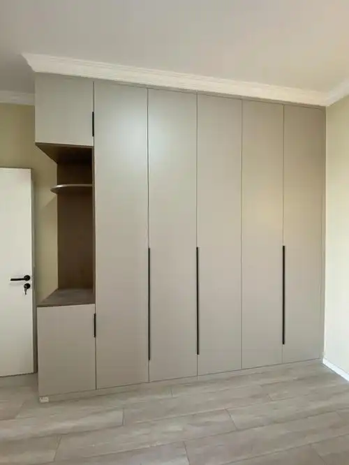 卧室一门到顶衣柜定制浅咖色yyds