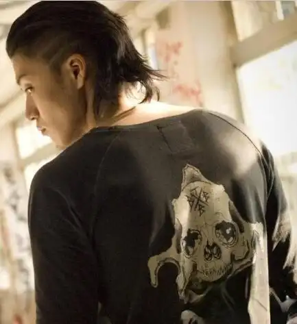 小栗旬热血高校发型个性帅气展现男子汉气概