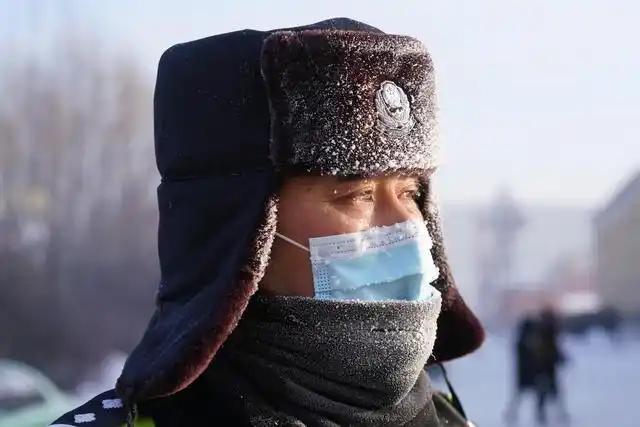 孙臣的眼睫毛和脖套帽子都上了霜(1月8日摄).