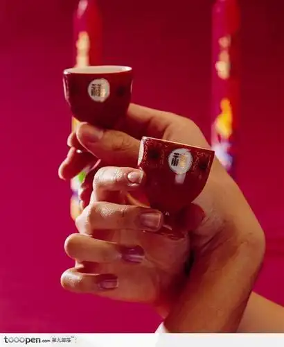 新人在进行交杯酒仪式