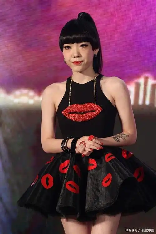 从代言费过亿到县城卖唱,如今又惨遭淘汰的吴莫愁,真的甘心吗?