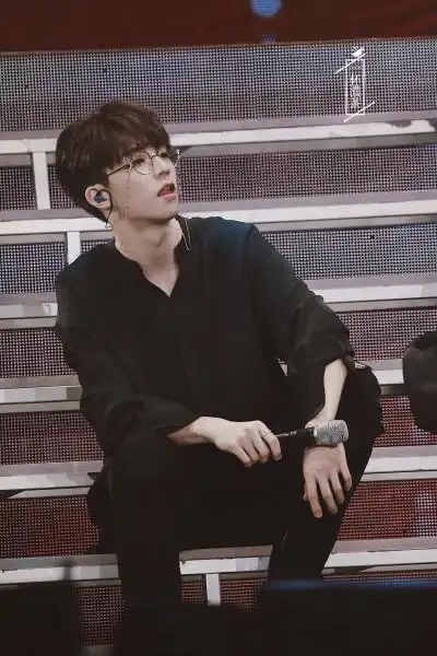 陈立农戴眼镜照片