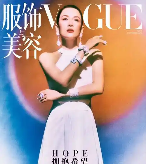 之前在vogue10月刊的金九封面上,章子怡以一袭白色礼裙搭配萧邦珠宝