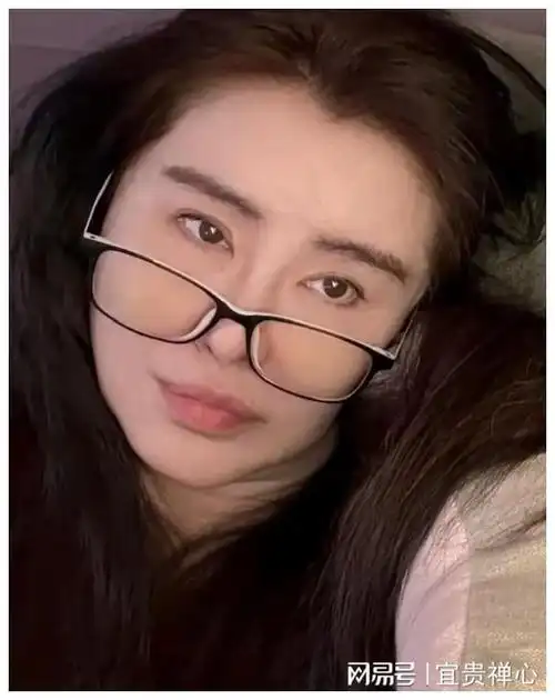 王祖贤57岁戴眼镜双眼皮明显面容黯淡眼神沧桑