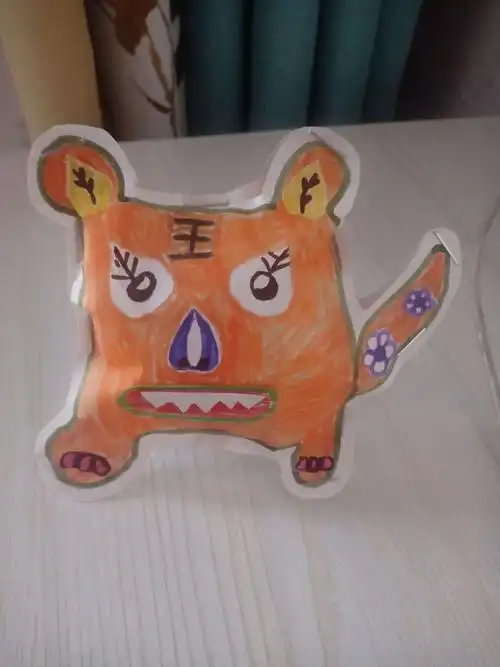 这些纸老虎都是疫情期间二年级网课的小学生制作,当我看见老师发出