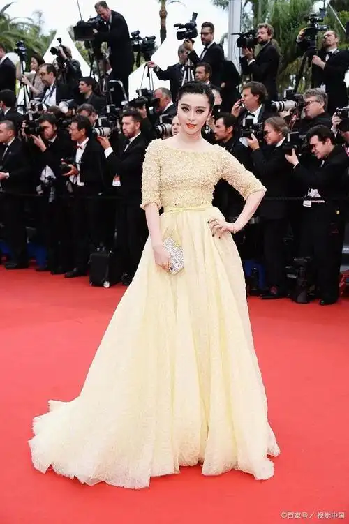 女明星走红毯捂胸口引发网友热议金星吐槽遭争议