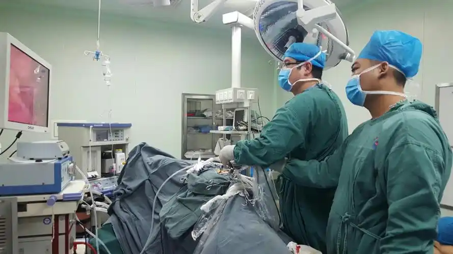 我院泌尿外科在腹腔镜下通过腹膜后途径成功为一例肾盂旁囊肿病人实施