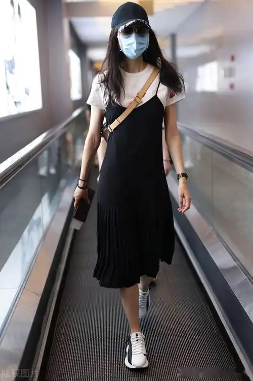 街拍韩雪戴棒球帽身着黑白裙优雅美丽