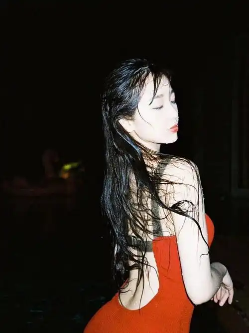 上周,甜美少女虞书欣晒出了红色露背泳装写真,又甜又欲,黑长直发加上